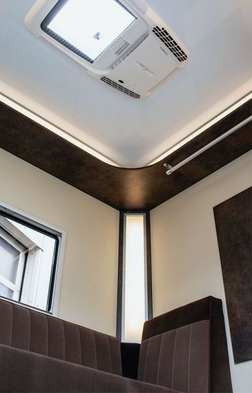 Aufenthaltsmobil von RKB: Blick in den Innenraum eines Filmservicefahrzeuges Aufenthaltsmobil von RKB: Blick in den Innenraum eines Filmservicefahrzeuges