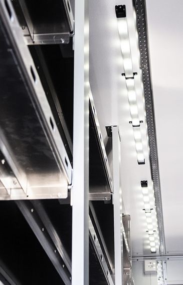 Verteilerfahrzeug für Agrartechnik: Detailansicht Regalsystem Verteilerfahrzeug für Agrartechnik: Detailansicht Regalsystem