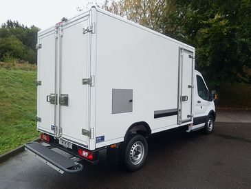 Kühlfahrzeug von RKB: Heckansicht mit Hecktritt und Heckportal Kühlfahrzeug von RKB: Heckansicht mit Hecktritt und Heckportal