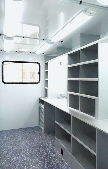 Maskenmobil von RKB: Innenraum mit Arbeitsplatz für Visagisten Maskenmobil von RKB: Innenraum mit Arbeitsplatz für Visagisten